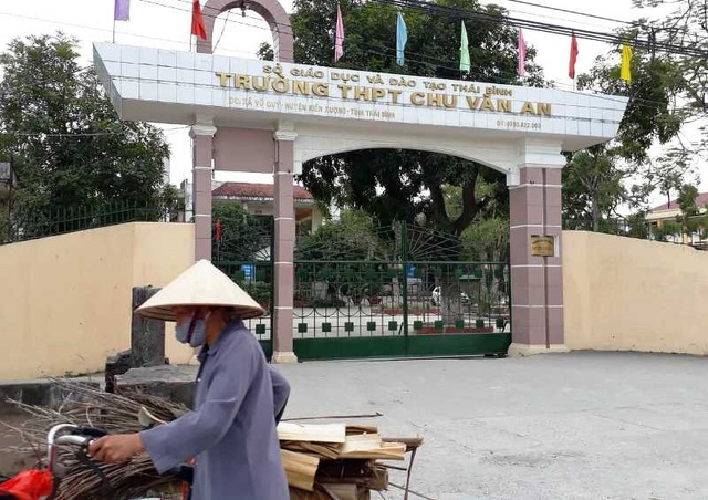 Nam sinh bị bạn học gọi người ngoài đến đâm nguy kịch - 1 Nam sinh bị bạn học gọi người ngoài đến đâm nguy kịch - 1