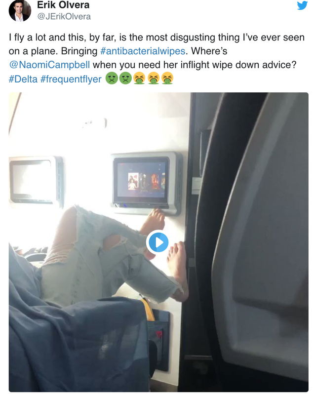 Chân trần lướt màn hình TV trên máy bay, nữ hành khách hứng gạch đá từ dân mạng