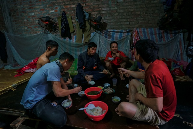 “Chuyện tình ri-đô” và cuộc sống của 25 công nhân trong “biệt thự triệu đô” ở Hà Nội - 5 “Chuyện tình ri-đô” và cuộc sống của 25 công nhân trong “biệt thự triệu đô” ở Hà Nội - 5