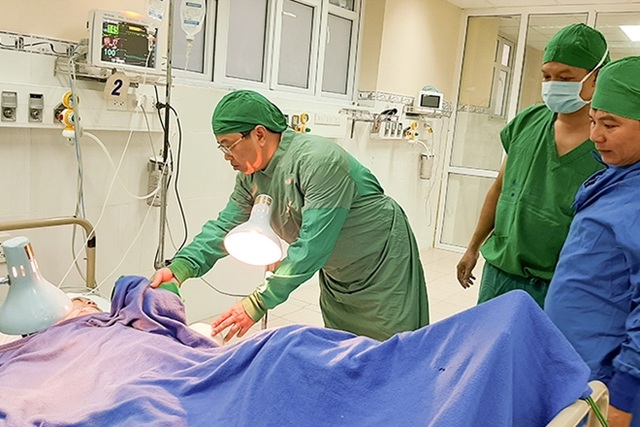Cảnh khốn cùng của 2 mẹ con bị đá tảng lăn từ trên núi đè - 4 Cảnh khốn cùng của 2 mẹ con bị đá tảng lăn từ trên núi đè - 4