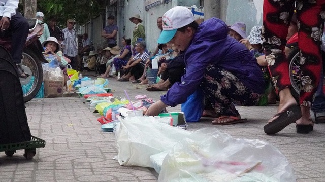 Sự thật hình ảnh những hộp cơm xếp hàng ở TPHCM - 1 Sự thật hình ảnh những hộp cơm xếp hàng ở TPHCM - 1