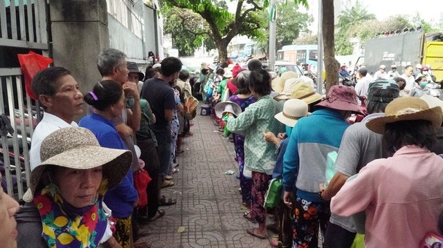 Sự thật hình ảnh những hộp cơm xếp hàng ở TPHCM - 10 Sự thật hình ảnh những hộp cơm xếp hàng ở TPHCM - 10