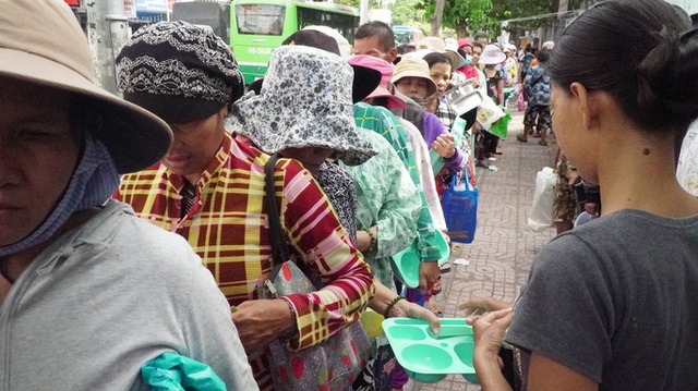 Sự thật hình ảnh những hộp cơm xếp hàng ở TPHCM - 8 Sự thật hình ảnh những hộp cơm xếp hàng ở TPHCM - 8