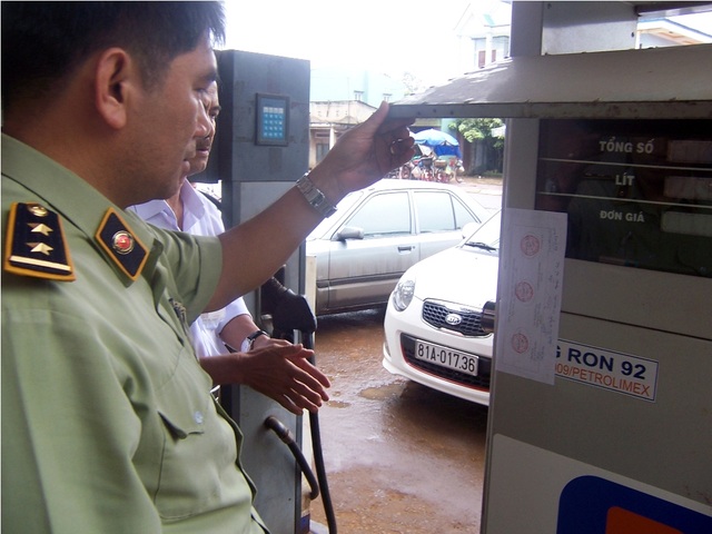 Phát hiện hơn 24.000 lít xăng dầu không đảm bảo chất lượng - 1 Phát hiện hơn 24.000 lít xăng dầu không đảm bảo chất lượng - 1
