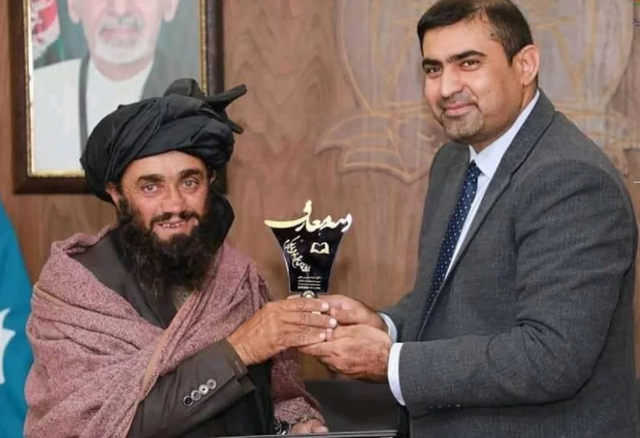 Người cha Afghanistan mù chữ dắt con đến trường cách nhà 12km mỗi ngày - 1 Người cha Afghanistan mù chữ dắt con đến trường cách nhà 12km mỗi ngày - 1