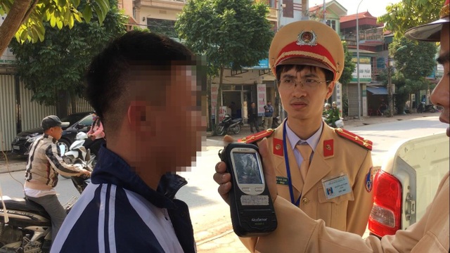 Nam sinh cấp 3 “mặt đỏ phừng phừng” phóng xe máy rời đám cưới đến trường - 1 Nam sinh cấp 3 “mặt đỏ phừng phừng” phóng xe máy rời đám cưới đến trường - 1