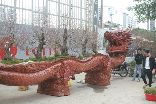 Ngắm chậu đào khủng Long quyện ngũ hành sơn giá bạc tỷ trên phố Hà Nội - 2 Ngắm chậu đào khủng Long quyện ngũ hành sơn giá bạc tỷ trên phố Hà Nội - 2