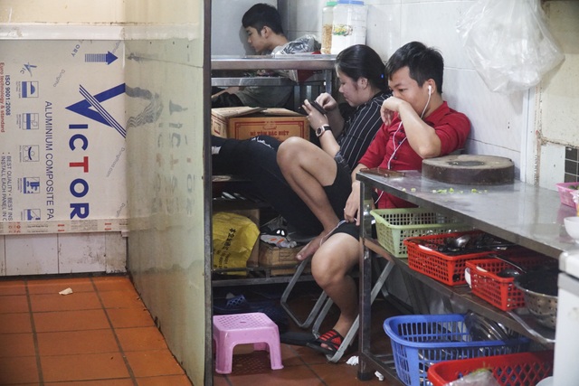 Hà Nội: Quán nhậu đìu hiu vắng khách, thất thu sau Nghị định 100