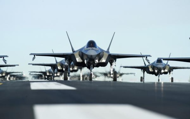 52 “tia chớp” F-35A của Mỹ tập trận “Voi đi bộ” - 2 52 “tia chớp” F-35A của Mỹ tập trận “Voi đi bộ” - 2
