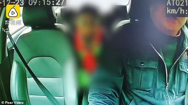 Sợ bị mắng vì không làm bài về nhà, bé gái thuê taxi tới... trại trẻ mồ côi - 1 Sợ bị mắng vì không làm bài về nhà, bé gái thuê taxi tới... trại trẻ mồ côi - 1