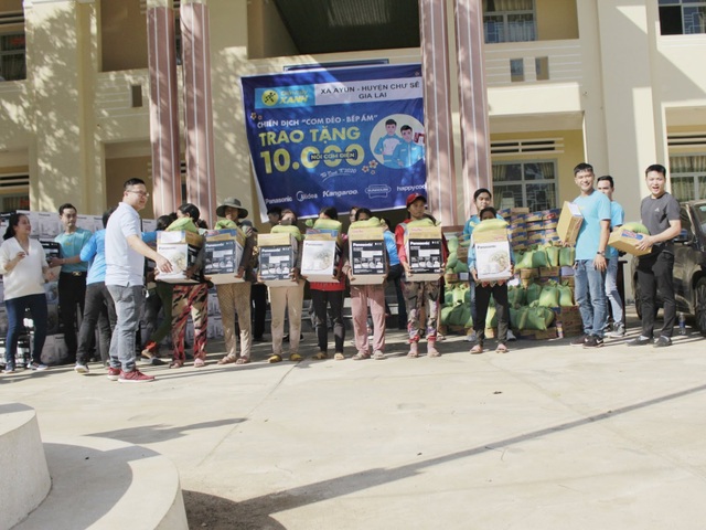 Điện Máy Xanh trao tay đồng bào khó khăn 10.000 nồi “Cơm dẻo – Bếp Ấm” - 1 Điện Máy Xanh trao tay đồng bào khó khăn 10.000 nồi “Cơm dẻo – Bếp Ấm” - 1