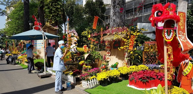 Mê mẩn với đường hoa ngập tràn sắc xuân giữa bệnh viện - 4 Mê mẩn với đường hoa ngập tràn sắc xuân giữa bệnh viện - 4