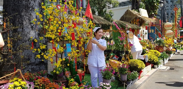 Mê mẩn với đường hoa ngập tràn sắc xuân giữa bệnh viện - 8