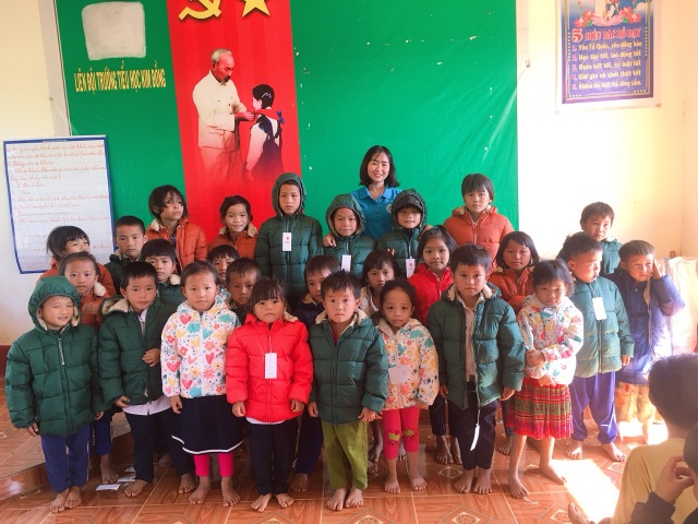 Bạn đọc Dân trí mang áo ấm mùa đông về với học sinh vùng cao - 1 Bạn đọc Dân trí mang áo ấm mùa đông về với học sinh vùng cao - 1