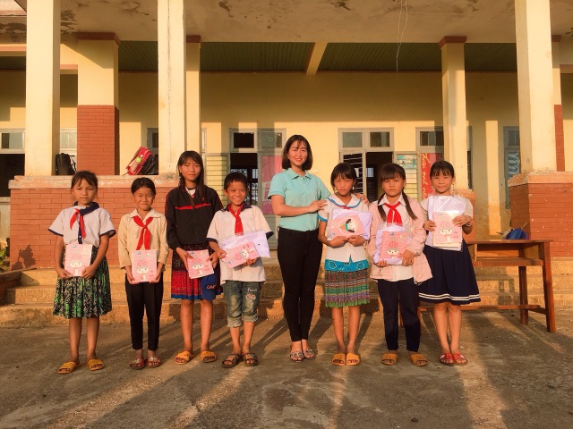 Bạn đọc Dân trí mang áo ấm mùa đông về với học sinh vùng cao - 3 Bạn đọc Dân trí mang áo ấm mùa đông về với học sinh vùng cao - 3