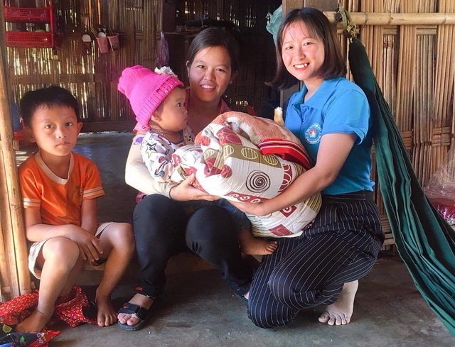 Bạn đọc Dân trí mang áo ấm mùa đông về với học sinh vùng cao - 6 Bạn đọc Dân trí mang áo ấm mùa đông về với học sinh vùng cao - 6