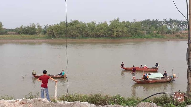 Huy động lực lượng tìm kiếm người vợ mất tích trong vụ lật thuyền đánh cá - 2 Huy động lực lượng tìm kiếm người vợ mất tích trong vụ lật thuyền đánh cá - 2