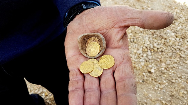 Bí ẩn “con heo đất” với những đồng tiền vàng 1.200 năm tuổi được phát hiện ở Israel - 1 Bí ẩn “con heo đất” với những đồng tiền vàng 1.200 năm tuổi được phát hiện ở Israel - 1
