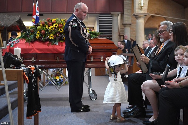 Đau thương hình ảnh bé gái vô tư chơi đùa trong lễ tang cha - một người lính cứu hỏa - Ảnh minh hoạ 3