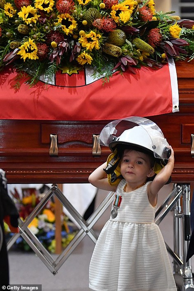 Đau thương hình ảnh bé gái vô tư chơi đùa trong lễ tang cha - một người lính cứu hỏa - Ảnh minh hoạ 6