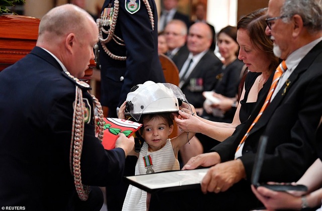 Đau thương hình ảnh bé gái vô tư chơi đùa trong lễ tang cha - một người lính cứu hỏa - Ảnh minh hoạ 9