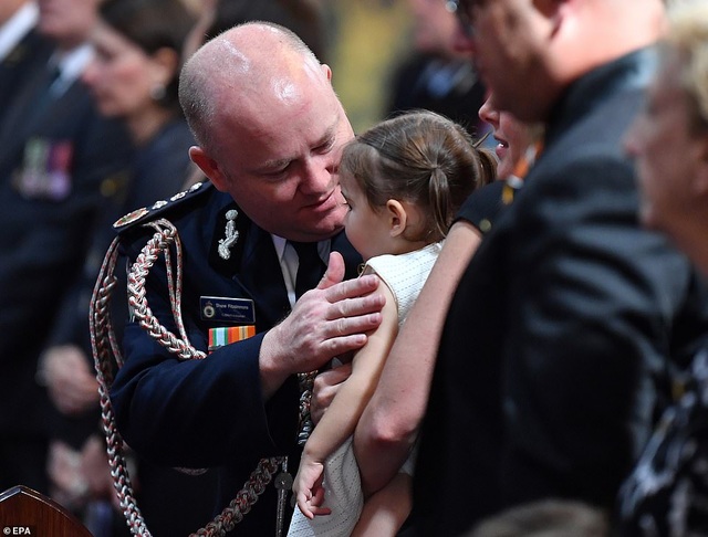 Đau thương hình ảnh bé gái vô tư chơi đùa trong lễ tang cha - một người lính cứu hỏa - Ảnh minh hoạ 11