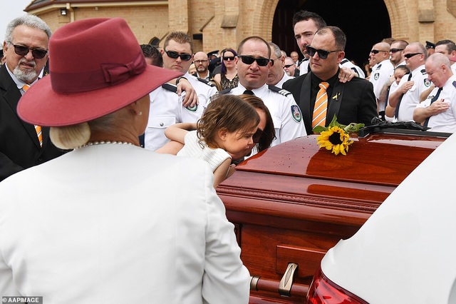 Đau thương hình ảnh bé gái vô tư chơi đùa trong lễ tang cha - một người lính cứu hỏa - Ảnh minh hoạ 19