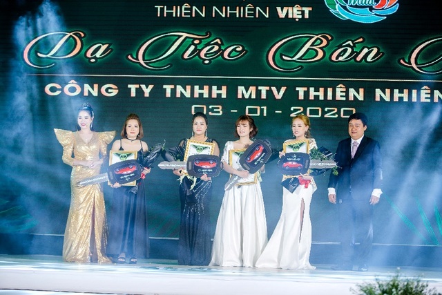Trịnh Thăng Bình, Cẩm Ly… hội tụ cùng dàn sao tại đêm “Dạ tiệc bốn mùa” của Thiên Nhiên Việt - 7 Trịnh Thăng Bình, Cẩm Ly… hội tụ cùng dàn sao tại đêm “Dạ tiệc bốn mùa” của Thiên Nhiên Việt - 7