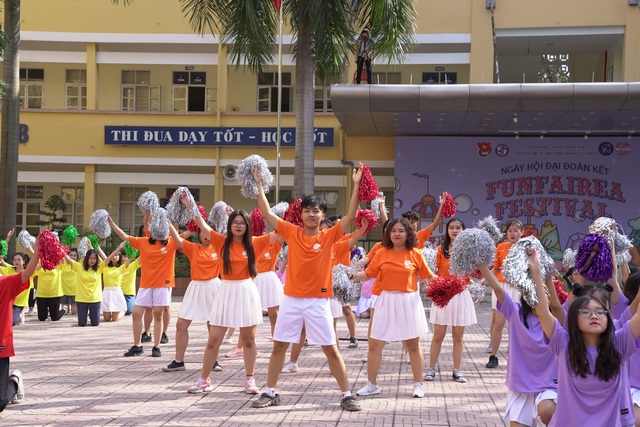 Học sinh THPT Yên Hoà cháy hết mình với vũ đạo rực rỡ thanh xuân - 4 Học sinh THPT Yên Hoà cháy hết mình với vũ đạo rực rỡ thanh xuân - 4