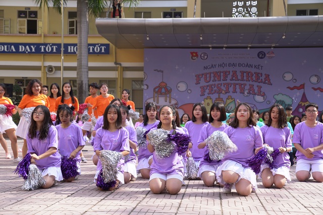 Học sinh THPT Yên Hoà cháy hết mình với vũ đạo rực rỡ thanh xuân - 3 Học sinh THPT Yên Hoà cháy hết mình với vũ đạo rực rỡ thanh xuân - 3