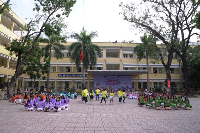 Học sinh THPT Yên Hoà cháy hết mình với vũ đạo rực rỡ thanh xuân - 8 Học sinh THPT Yên Hoà cháy hết mình với vũ đạo rực rỡ thanh xuân - 8