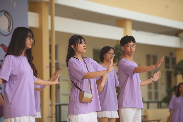 Học sinh THPT Yên Hoà cháy hết mình với vũ đạo rực rỡ thanh xuân - 7 Học sinh THPT Yên Hoà cháy hết mình với vũ đạo rực rỡ thanh xuân - 7