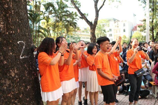 Học sinh THPT Yên Hoà cháy hết mình với vũ đạo rực rỡ thanh xuân - 10 Học sinh THPT Yên Hoà cháy hết mình với vũ đạo rực rỡ thanh xuân - 10