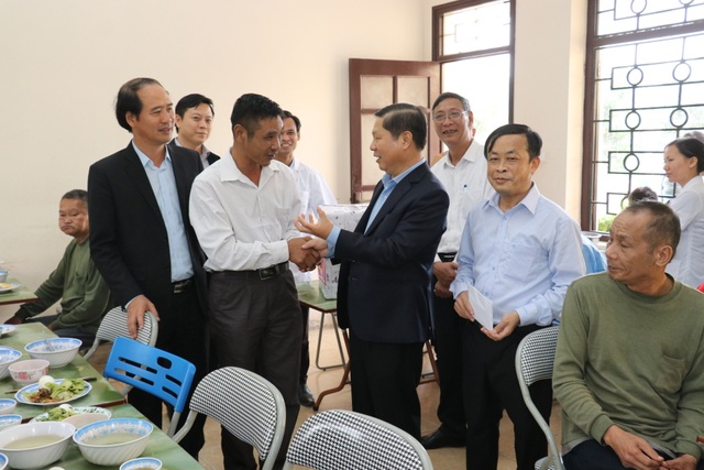 Tết này, gia đình vui hơn khi có sự quan tâm của ngành LĐ-TBXH - 8 Tết này, gia đình vui hơn khi có sự quan tâm của ngành LĐ-TBXH - 8