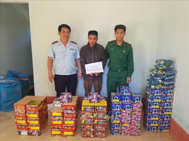 Bắt giữ đối tượng vận chuyển hơn 180kg pháo ở vùng biên - 1 Bắt giữ đối tượng vận chuyển hơn 180kg pháo ở vùng biên - 1