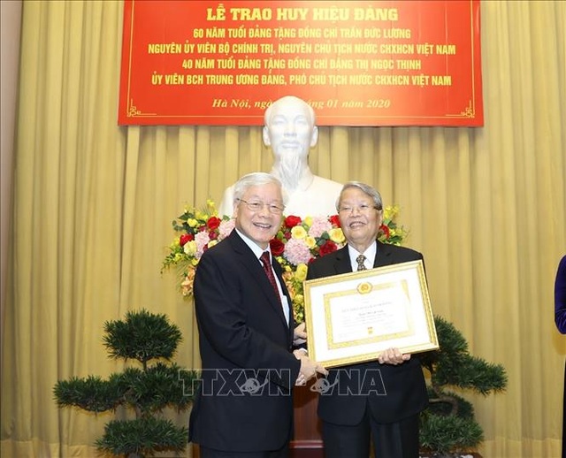 Tổng Bí thư dự lễ trao Huy hiệu 60 năm tuổi Đảng tặng nguyên Chủ tịch nước Trần Đức Lương