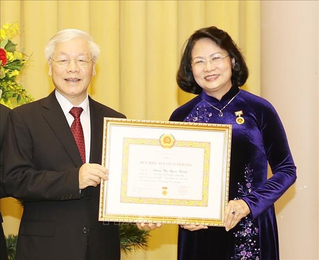 Tổng Bí thư dự lễ trao Huy hiệu 60 năm tuổi Đảng tặng nguyên Chủ tịch nước Trần Đức Lương - Ảnh minh hoạ 2