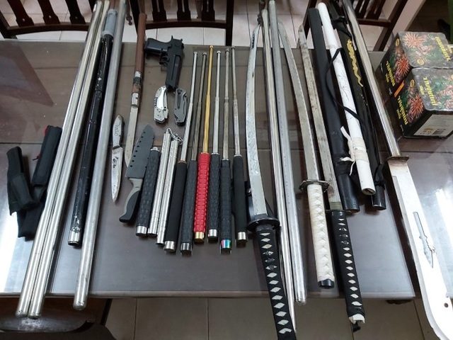 Nhiều đối tượng tự nguyện giao nộp vũ khí nguy hiểm cho công an - 1 Nhiều đối tượng tự nguyện giao nộp vũ khí nguy hiểm cho công an - 1