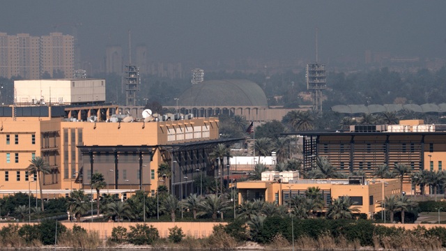 Tên lửa rơi cách Đại sứ quán Mỹ ở Iraq 100m, còi báo động inh ỏi - 1
