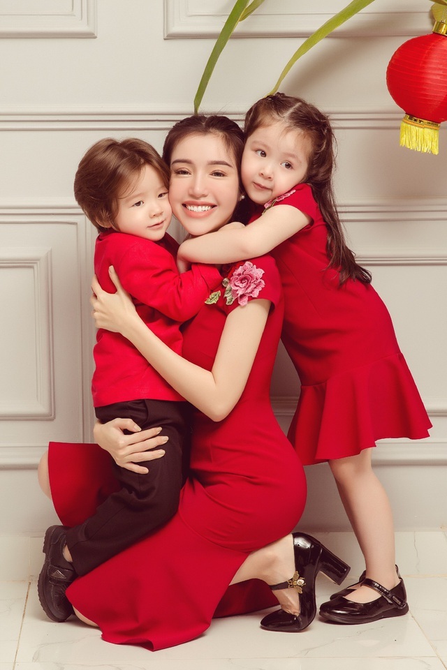 Hai bé con đáng yêu của Elly Trần có cả hội người hâm mộ riêng.