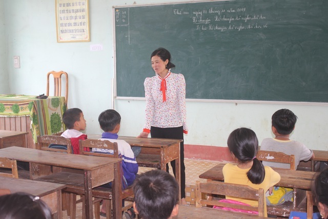 Cô giáo bị mất cánh tay trong lần băng rừng gieo chữ được bạn đọc giúp đỡ hơn 40 triệu đồng - 2 Cô giáo bị mất cánh tay trong lần băng rừng gieo chữ được bạn đọc giúp đỡ hơn 40 triệu đồng - 2