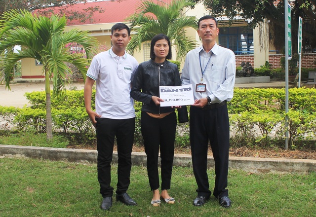 Cô giáo bị mất cánh tay trong lần băng rừng gieo chữ được bạn đọc giúp đỡ hơn 40 triệu đồng - 1 Cô giáo bị mất cánh tay trong lần băng rừng gieo chữ được bạn đọc giúp đỡ hơn 40 triệu đồng - 1