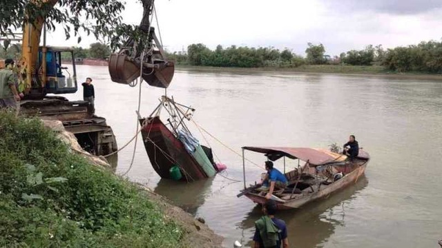 Tìm thấy thi thể người vợ trong vụ lật thuyền đánh cá trên sông - 1 Tìm thấy thi thể người vợ trong vụ lật thuyền đánh cá trên sông - 1