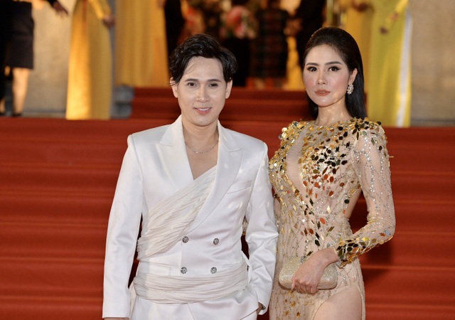 Chi Bảo sánh đôi cùng bạn gái Thùy Chang trên thảm đỏ sau ồn ào vợ mới - vợ cũ - 6 Chi Bảo sánh đôi cùng bạn gái Thùy Chang trên thảm đỏ sau ồn ào vợ mới - vợ cũ - 6