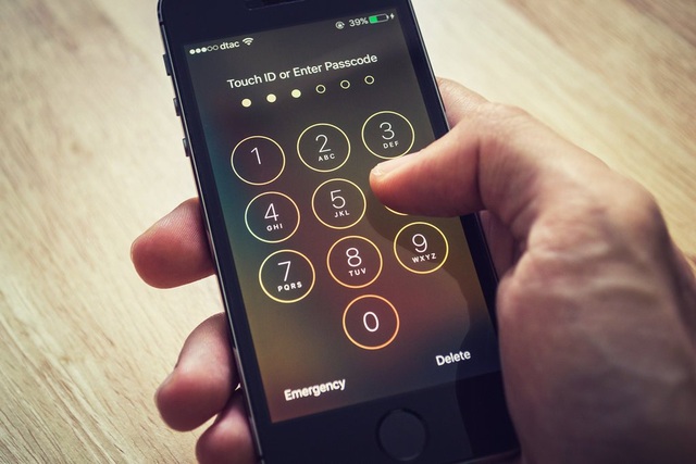 Đã từng bị từ chối, FBI lại nhờ Apple mở khóa iPhone thủ phạm xả súng