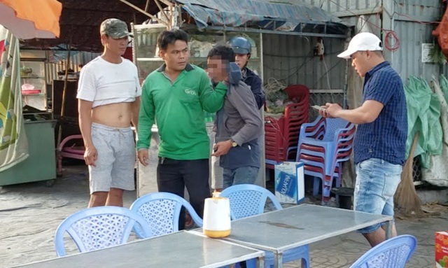 Người đàn ông bị đánh túi bụi vì... uống chai nước mà trả tờ tiền 500.000 - 1 Người đàn ông bị đánh túi bụi vì... uống chai nước mà trả tờ tiền 500.000 - 1