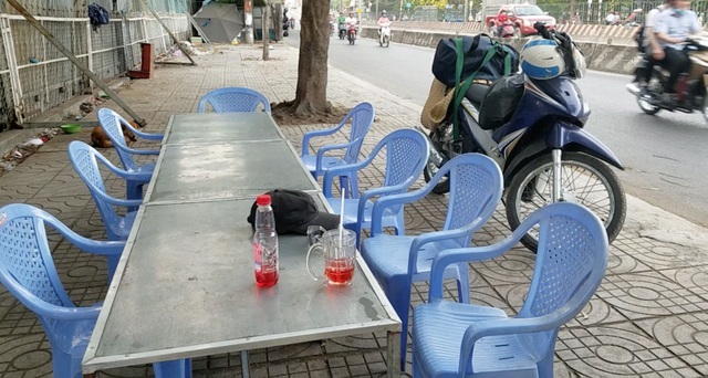Người đàn ông bị đánh túi bụi vì... uống chai nước mà trả tờ tiền 500.000 - 2 Người đàn ông bị đánh túi bụi vì... uống chai nước mà trả tờ tiền 500.000 - 2