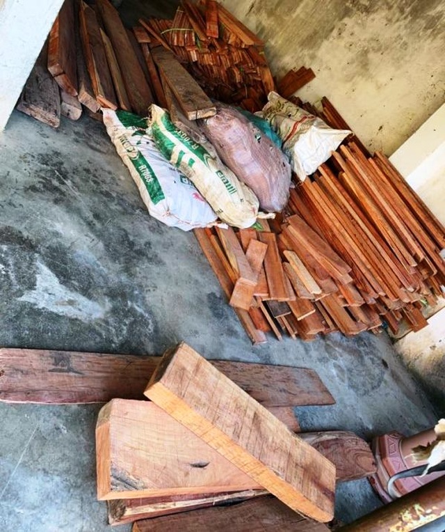 Bắt giữ xe khách biển Lào vận chuyển 840kg pháo hoa trái phép - 4 Bắt giữ xe khách biển Lào vận chuyển 840kg pháo hoa trái phép - 4