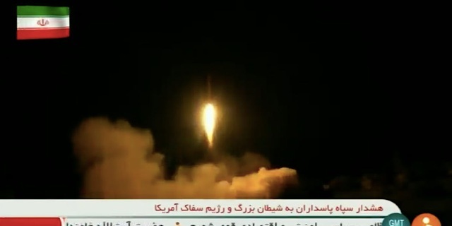 Iran tung video “lên nòng” tên lửa tấn công căn cứ quân sự Mỹ - 1 Iran tung video “lên nòng” tên lửa tấn công căn cứ quân sự Mỹ - 1