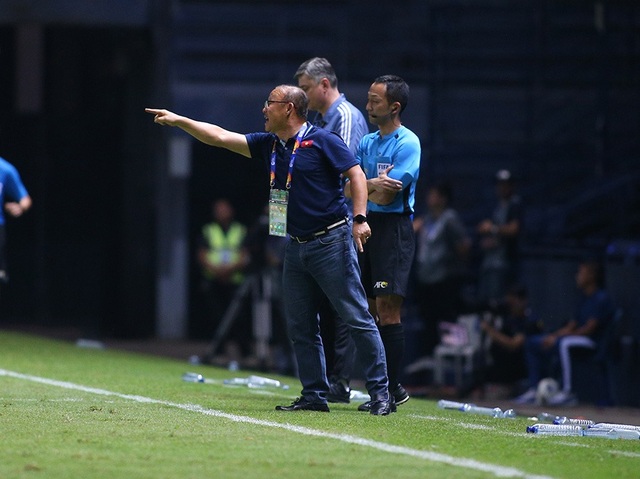 Thoát penalty nhờ VAR, thầy Park vui vẻ bắt tay tổ trọng tài - 1 Thoát penalty nhờ VAR, thầy Park vui vẻ bắt tay tổ trọng tài - 1